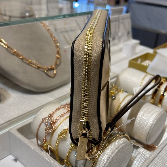 Michael Kors Large Metallic Smartphone Wristlet Wallet 
Pale Gold 
NWT - Picture 4 of 16